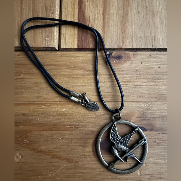 The Hunger Games Mocking Jay pendant stamped hunger games and lions gate. 18” - Picture 4 of 6
